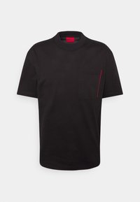 T-shirt in cotone nero con scollatura rotonda, maniche corte, tasca sul petto e una cucitura rossa sulla tasca. Etichetta rossa con logo sul collo.