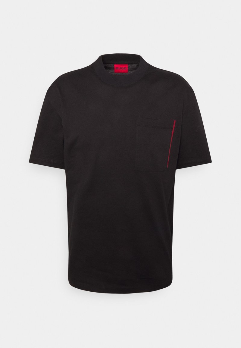 T-shirt in cotone nero con scollatura rotonda, maniche corte, tasca sul petto e una cucitura rossa sulla tasca. Etichetta rossa con logo sul collo.