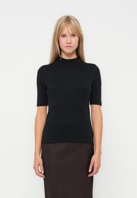 Schwarzes kurzärmeliges Oberteil mit hohem Kragen, aus einem glatten, dehnbaren Stoff gefertigt. Die Passform ist tailliert und elegant, was eine schlanke Silhouette bietet.