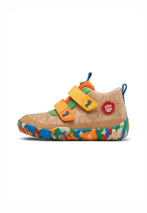 Kinderschuhe mit einer strukturierten beigen Oberseite, orangenen und grünen Klettverschlüssen sowie einer bunten, gemusterten Sohle mit blauen und grünen Akzenten.