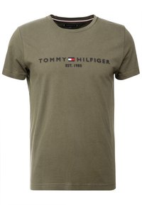 Olivengrøn kortærmet t-shirt med teksten "Tommy Hilfiger EST. 1985" og et lille rødt, hvidt og blåt flaglogo på brystet.