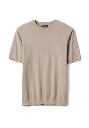 Camiseta de punto de color beige con mangas cortas, cuello redondo, y ribete acanalado en el cuello, puños y dobladillo, colocada plana sobre un fondo blanco.