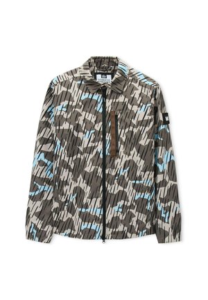 Chaqueta con patrón de camuflaje en formas beige, negro y azul, con cremallera frontal completa y bolsillo con cremallera en el pecho con ribete marrón.