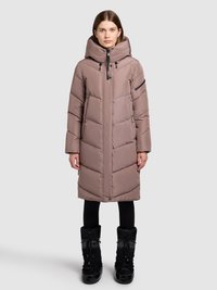 Piumino marrone chiaro con collo alto, dettagli con cerniera e tasche laterali. Presenta una lunghezza lunga e un motivo trapuntato geometrico.