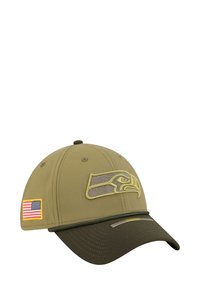 Grüne Kappe mit aufgesticktem Seahawks-Logo in Grau und Gelb. Verfügt über ein kleines amerikanisches Flaggen-Patch. Weicher Stoff und gebogenes Schirmdesign.