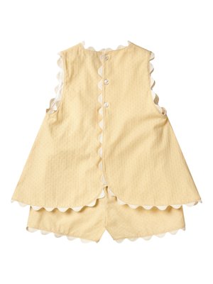Mouwloze gele peuteroutfit met golvende witte rand, knoopsluiting aan de achterkant en bijpassende korte broek.