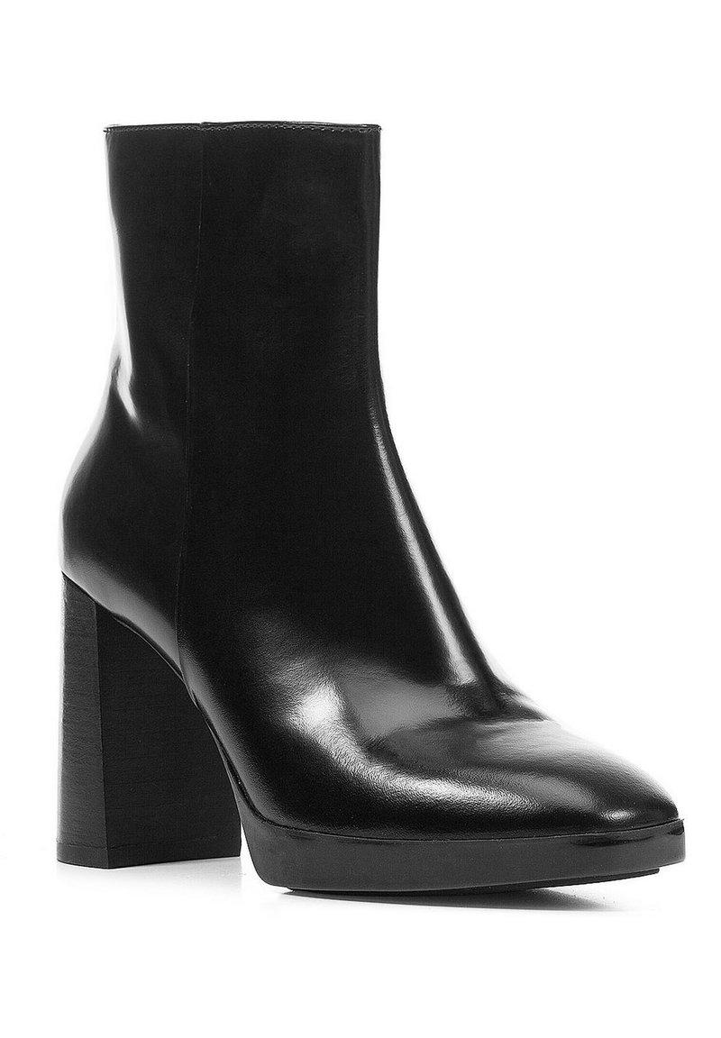 Bottine en cuir noir avec un talon épais haut, un bout pointu et une texture lisse. Design minimaliste et silhouette élégante.