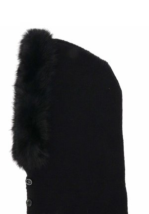 Zwarte gebreide muts met een zachte zwarte nepbontrand langs de rand, met vier zichtbare zwarte knopen aan één kant.