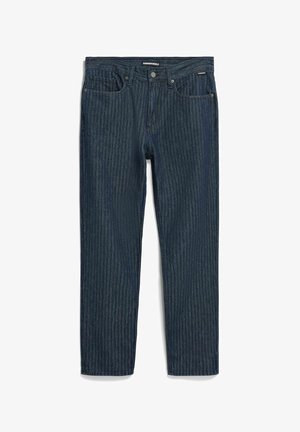 Donkerblauwe spijkerbroek met verticale krijtstrepen, recht gesneden pijpen, vijf zakken, metalen knoopsluiting en subtiele stikseldetails.