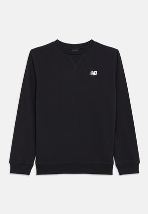 Sweatshirt preto feito de mistura de algodão. Apresenta um decote redondo canelado, mangas longas e um pequeno logo branco no peito. Design simples.