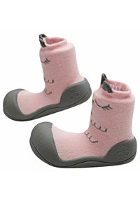 Botas de calcetín de punto rosa con suelas de goma gris, con acentos texturizados y pequeños diseños bordados. Parte superior corta y elástica.