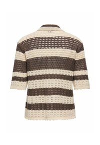 Polo en maille à manches courtes avec des rayures horizontales larges alternées crème et marron à mailles ajourées, vu de dos.