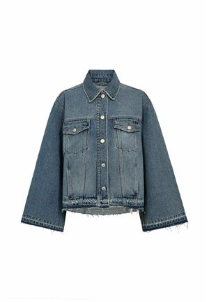 Jachetă din denim, culoare albastru deschis, cu guler, mâneci lungi, închidere cu nasturi, două buzunare la piept și detaliu cu tiv franjurat.