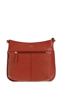 Sac bandoulière en cuir rouge avec une surface texturée, doté d'une fermeture éclair supérieure et d'une poche zippée à l'avant avec des accents en métal doré.