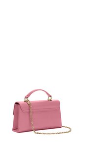 Růžová syntetická kožená kabelka se strukturovaným designem, zlatými detaily, horním uchopovacím madlem a odnímatelným řetízkem.