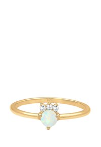 Guldplateret ring med en rund opal centersten og tre små klare sten, der fremhæver toppen, med et glat bånddesign.