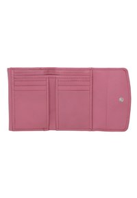 Rozā ādas maks ar vairākiem kartes slotiem, gludu tekstūru un aizdari ar pogu. Tam ir vienkāršs, salocīts dizains.