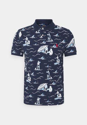 Marineblaues Poloshirt mit weißen und hellblauen Strandszenen, darunter Menschen beim Surfen, Paddleboarding und Entspannen unter Sonnenschirmen.