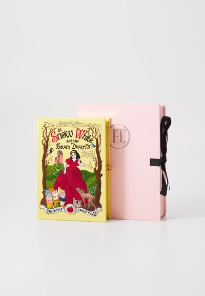 Carte hardcover "Albă ca Zăpada și cei șapte pitici" cu copertă din țesătură galbenă, având ilustrații colorate și o cutie roz cu panglică neagră.