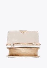 Clutch metallico oro con texture liscia, chiusura a scatto e dettaglio a catena. Interno beige con ampio spazio e senza scomparti.