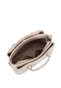 Beige leren handtas met een gestructureerde vorm, ritscompartimenten en subtiele gouden hardware accentueringen. Binnenin gevoerd met zachte stof.