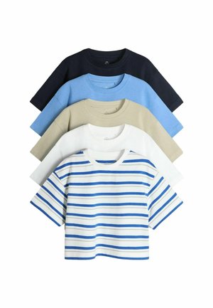 Fünf gefaltete T-Shirts mit Rundhalsausschnitt in Marineblau, Hellblau, Beige, Weiß und Weiß mit blauen Streifen, in fächerförmiger Anordnung gestapelt.