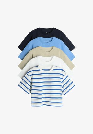 Fünf gefaltete T-Shirts mit Rundhalsausschnitt in Marineblau, Hellblau, Beige, Weiß und Weiß mit blauen Streifen, in fächerförmiger Anordnung gestapelt.