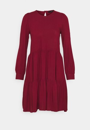 Robe bordeaux à manches longues avec jupe à étages, encolure ronde, poignets froncés et fermeture bouton avec trou de serrure dans le dos.