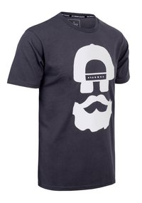 Marineblaue Baumwoll-T-Shirt mit einem großen weißen Grafikdesign eines Hutes und einem stilisierten Bart auf der Vorderseite. Klassischer Rundhalsausschnitt und kurze Ärmel.