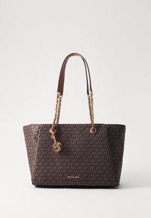 Brun Michael Kors tote taske med gentaget MK-mønster, guldkædehåndtag og rund MK-logohængende ved fronten.