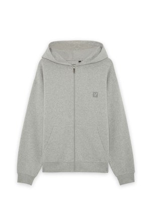 Grå lynlås-hoodie med hætte, frontlommer og ribbede manchetter. Har et lille logo-patch på øverste venstre side. Blød stofstruktur.