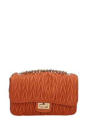 Borsa a tracolla in pelle arancione trapuntata con catena dorata e chiusura dorata. Presenta una superficie testurizzata con un motivo a zigzag. Forma compatta.