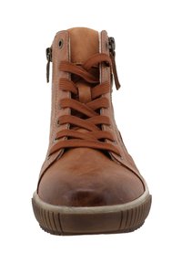 Chaussure haute en cuir brun avec lacets bruns, zip sur le côté, coutures blanches et semelle en caoutchouc texturé. Présente un design à bout arrondi.