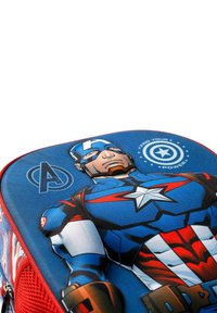 Mochila roja y azul con un gráfico en relieve de Captain America, con acentos de malla y logotipos impresos, diseñada para la durabilidad y el estilo.