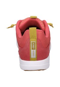 Sneaker in suede rosso con superficie in tessuto textures e suola in gomma bianca. Presenta un sottopiede giallo e un marchio sul retro.