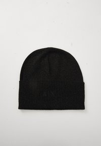 Mustmusts beanie, millelise äärega, millel on diskreetne "A|X" logo tikand valgel taustal.