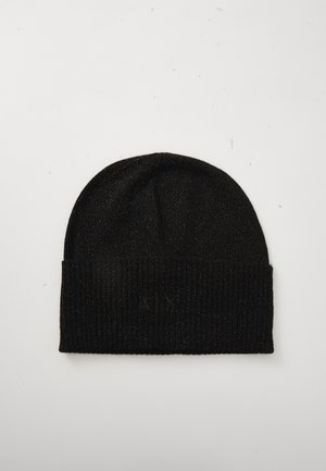 Gorro de malha preto com bainha dobrada apresentando um discreto bordado do logótipo "A|X" sobre fundo branco liso.