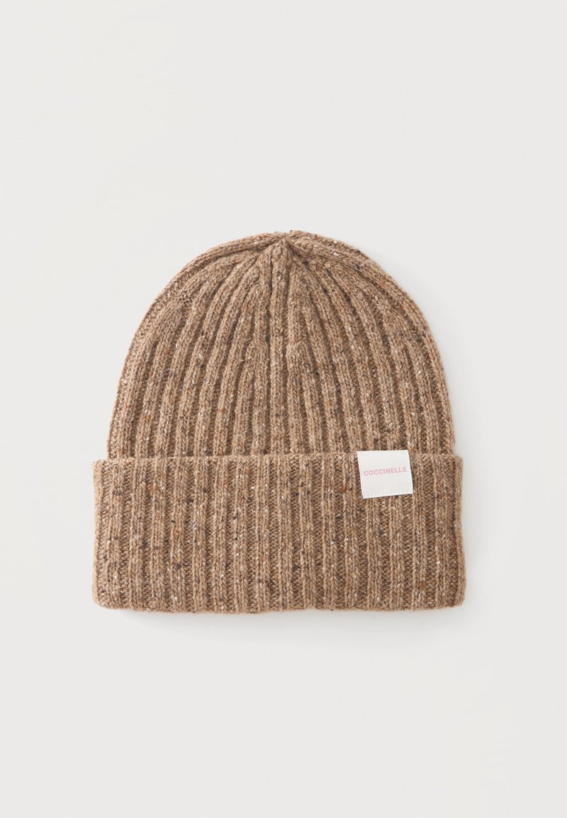 Bonnet en maille côtelée marron avec revers plié et petite étiquette blanche indiquant Coccinelle sur fond clair.