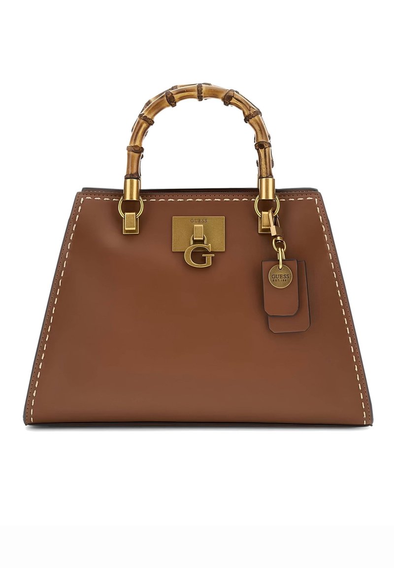 Sac à main en cuir marron avec anses style bambou, garnitures dorées, plaque et breloque avec logo Guess, avec détails de couture blanche.