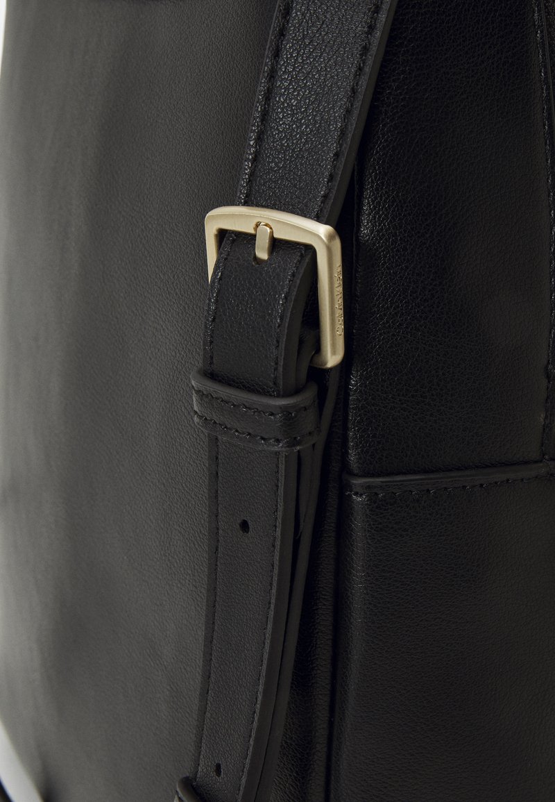 calvin klein lock leather backpack Calvin Klein LOCK DOMED BACKPACK - Rucksack - black
