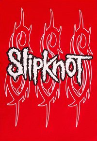 Rød T-skjorte med en fett, hvit, stilisert "Slipknot" logo med svarte accenter, omgitt av intrikate hvite tribal flammemønstre.