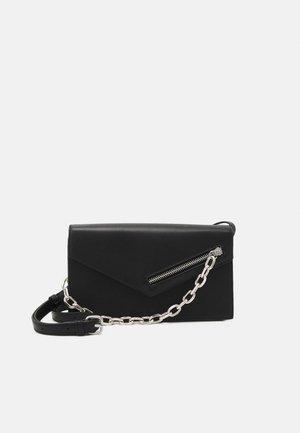 Zwarte rechthoekige crossbodytas met diagonale rits aan de voorkant en een zilveren kettinkje aan de verstelbare leren band.