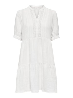 Vestido blanco texturizado de manga corta con escote en V, botones frontales, detalle de encaje en el cuerpo, volantes fruncidos y puños doblados.