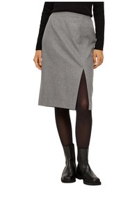 Grijze wollen pencil skirt met een middellange uitstraling, voorzien van een zijsplit en een gladde textuur, gecombineerd met zwarte enkellaarsjes en panty’s.