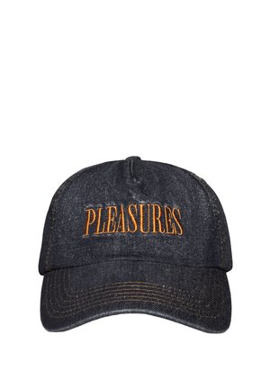 Ciemny dżinsowy daszek bejsbolowy z zakrzywionym rondem i pomarańczowym haftowanym napisem "PLEASURES" na środku z przodu.
