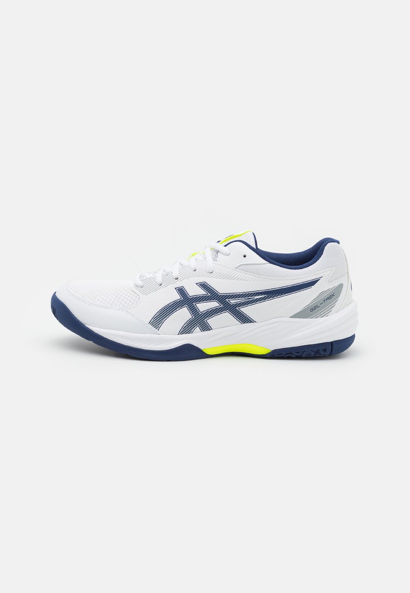 Sapatilha desportiva branca com detalhes em azul marinho, parte superior em malha e sola texturizada. Apresenta destaques amarelos e um design de faixa central com o logo.