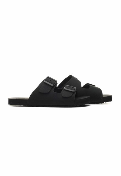 Sandali neri realizzati in materiale liscio, dotati di due fibbie regolabili, design open-toe e suola texturizzata per una presa migliore.
