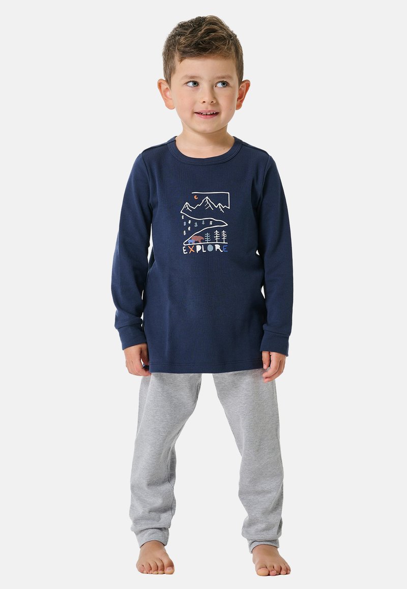 Marineblaues Langarmshirt mit "EXPLORE" Grafik und Bergdesign, kombiniert mit grauen Sweatpants, beide aus weichem, atmungsaktivem Material.