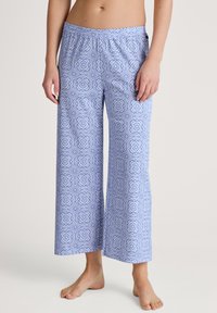 Lichtblauwe pyjamabroek met een bloemenpatroon, gemaakt van zacht materiaal, met een relaxte pasvorm, elastische tailleband en wijde broekspijpen.