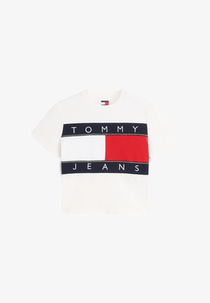 Biele tričko s krátkym rukávom v námořnícky modrej, bielej a červenej farebnej kombinácii s nápisom "Tommy Jeans" cez hruď.